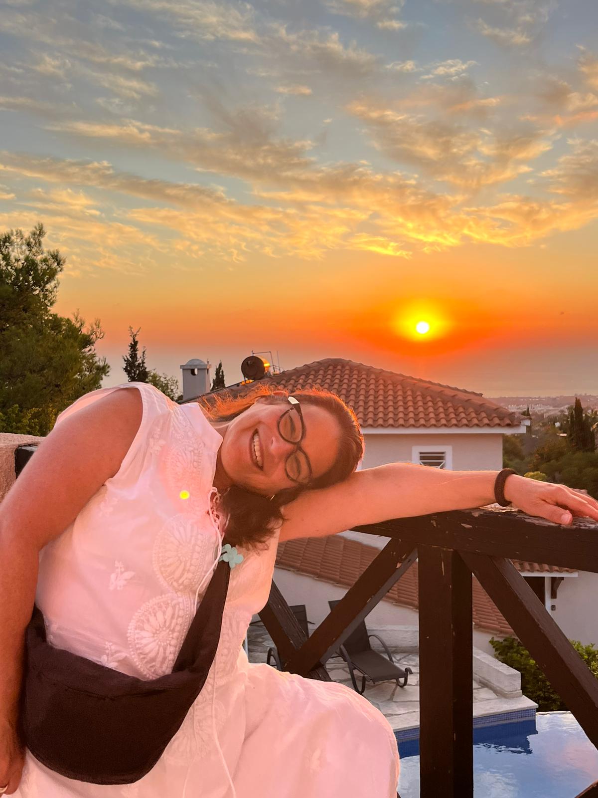 אנה יהודית שחורי מול השקיעה